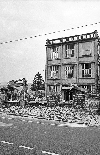 Destruction de l'usine, 23 août 1993 : pelle mécanique et atelier (2a) depuis l'ouest. © Laurent Poupard / Région Bourgogne-Franche-Comté, Inventaire du patrimoine - 1993