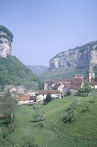 Vue d'ensemble de l'abbaye dans le paysage. © Jérôme Mongreville / Région Bourgogne-Franche-Comté, Inventaire du patrimoine - 1993