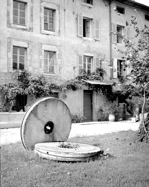 Meules déposées à l'extérieur. © Yves Sancey / Région Bourgogne-Franche-Comté, Inventaire du patrimoine - 1993