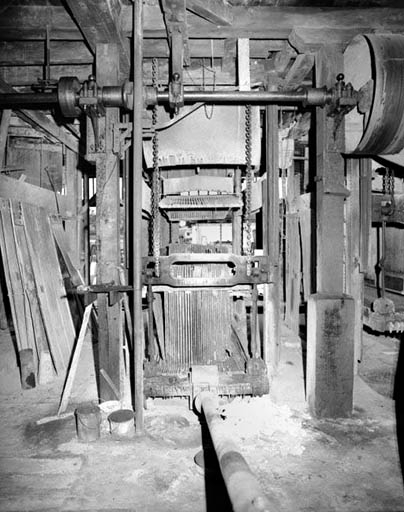 Système d'entraînement : côté châssis porte-lames.Transmission au plafond, extrémité de la bielle visible au centre. © Yves Sancey / Région Bourgogne-Franche-Comté, Inventaire du patrimoine - 1993