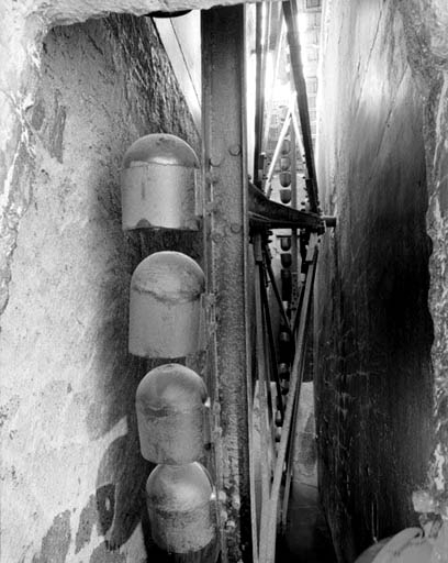 Système de distribution du mélange eau-sable : distributeur et tamis. © Yves Sancey / Région Bourgogne-Franche-Comté, Inventaire du patrimoine - 1993