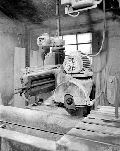 Débiteuse-moulureuse sud : bâti vertical, moteur et toupie. © Yves Sancey / Région Bourgogne-Franche-Comté, Inventaire du patrimoine - 1993