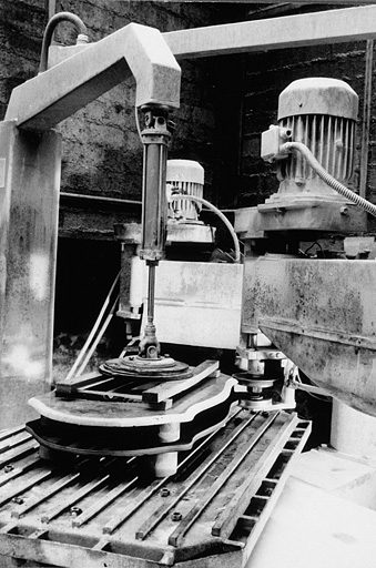 Table de travail et bras avec toupie. © Yves  Sancey (reproduction) / Région Bourgogne-Franche-Comté, Inventaire du patrimoine - 1993