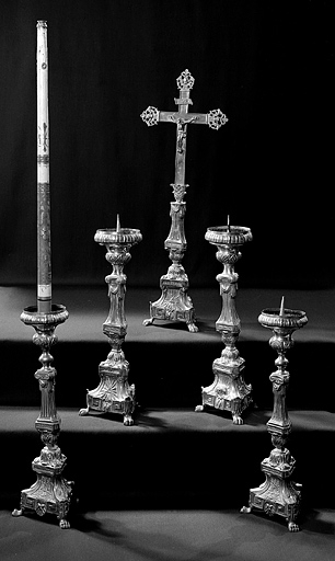 Vue d'une croix d'autel et de quatre chandeliers d'autel. © Yves Sancey / Région Bourgogne-Franche-Comté, Inventaire du patrimoine - 1994
