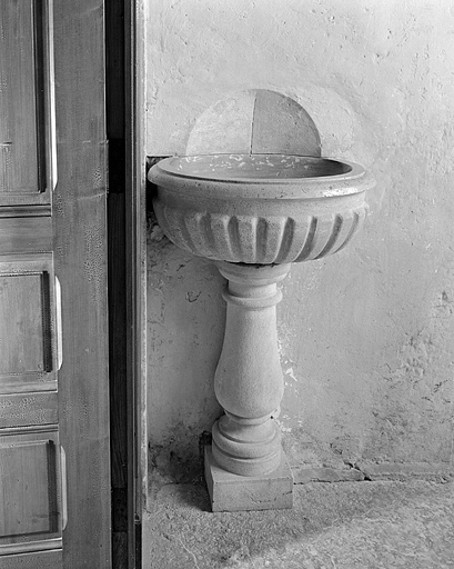 Vue générale d'un bénitier. © Yves Sancey / Région Bourgogne-Franche-Comté, Inventaire du patrimoine - 1994