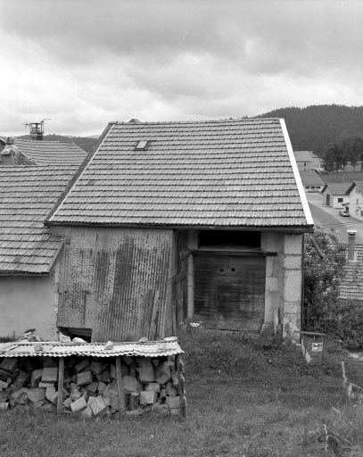La rue Derrière, accès à une grange. © Jérôme Mongreville / Région Bourgogne-Franche-Comté, Inventaire du patrimoine - 1994