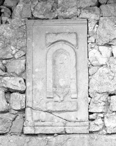 La niche au-dessus de la porte du grenier fort. © Jérôme Mongreville / Région Bourgogne-Franche-Comté, Inventaire du patrimoine - 1994 La niche au-dessus de la porte du grenier fort. © Jérôme Mongreville / Région Bourgogne-Franche-Comté, Inventaire du patrimoine - 1994