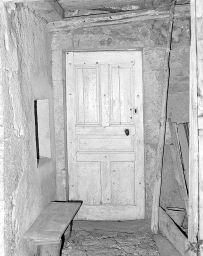 Le linteau de la porte d'accès au logis, daté 1769. © Jérôme Mongreville / Région Bourgogne-Franche-Comté, Inventaire du patrimoine - 1994 Le linteau de la porte d'accès au logis, daté 1769. © Jérôme Mongreville / Région Bourgogne-Franche-Comté, Inventaire du patrimoine - 1994