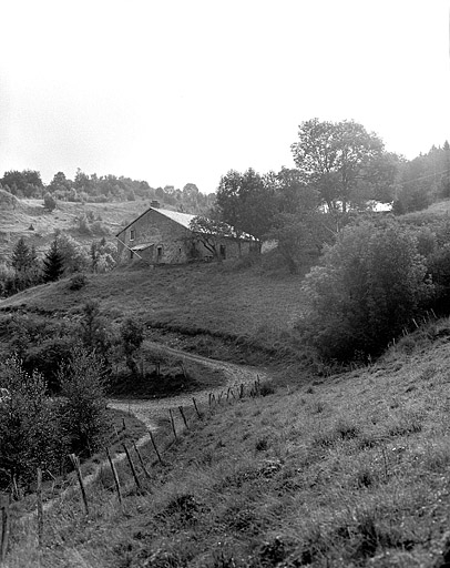 Vue de la ferme dans le paysage. © Jérôme Mongreville / Région Bourgogne-Franche-Comté, Inventaire du patrimoine - 1994 Vue de la ferme dans le paysage. © Jérôme Mongreville / Région Bourgogne-Franche-Comté, Inventaire du patrimoine - 1994