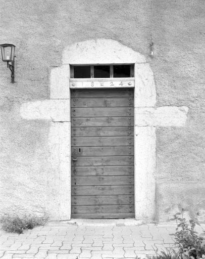 Porte d'accès au logis. © Jérôme Mongreville / Région Bourgogne-Franche-Comté, Inventaire du patrimoine - 1994 Porte d'accès au logis. © Jérôme Mongreville / Région Bourgogne-Franche-Comté, Inventaire du patrimoine - 1994