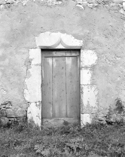 Porte d'accès à l'étable. © Jérôme Mongreville / Région Bourgogne-Franche-Comté, Inventaire du patrimoine - 1994 Porte d'accès à l'étable. © Jérôme Mongreville / Région Bourgogne-Franche-Comté, Inventaire du patrimoine - 1994