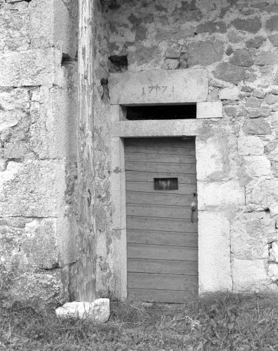 Porte d'accès au logis. © Jérôme Mongreville / Région Bourgogne-Franche-Comté, Inventaire du patrimoine - 1994 Porte d'accès au logis. © Jérôme Mongreville / Région Bourgogne-Franche-Comté, Inventaire du patrimoine - 1994