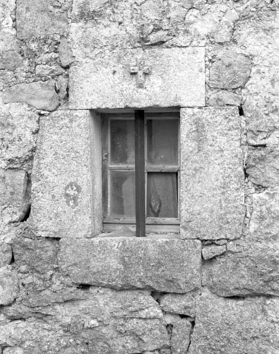 Détail de la fenêtre de la façade antérieure. © Jérôme Mongreville / Région Bourgogne-Franche-Comté, Inventaire du patrimoine - 1994 Détail de la fenêtre de la façade antérieure. © Jérôme Mongreville / Région Bourgogne-Franche-Comté, Inventaire du patrimoine - 1994