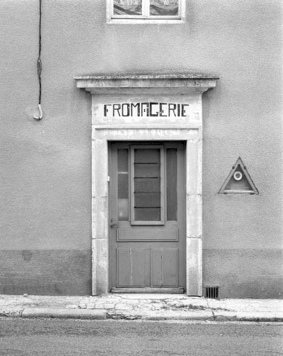 Porte d'entrée de la fromagerie. © Jérôme Mongreville / Région Bourgogne-Franche-Comté, Inventaire du patrimoine - 1994 Porte d'entrée de la fromagerie. © Jérôme Mongreville / Région Bourgogne-Franche-Comté, Inventaire du patrimoine - 1994