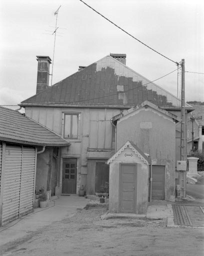Face latérale gauche couverte d'un essentage en feuilles de zinc. © Jérôme Mongreville / Région Bourgogne-Franche-Comté, Inventaire du patrimoine - 1994 Face latérale gauche couverte d'un essentage en feuilles de zinc. © Jérôme Mongreville / Région Bourgogne-Franche-Comté, Inventaire du patrimoine - 1994