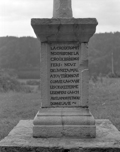 Inscription sur la face postérieure du socle de la croix. © Jérôme Mongreville / Région Bourgogne-Franche-Comté, Inventaire du patrimoine - 1994