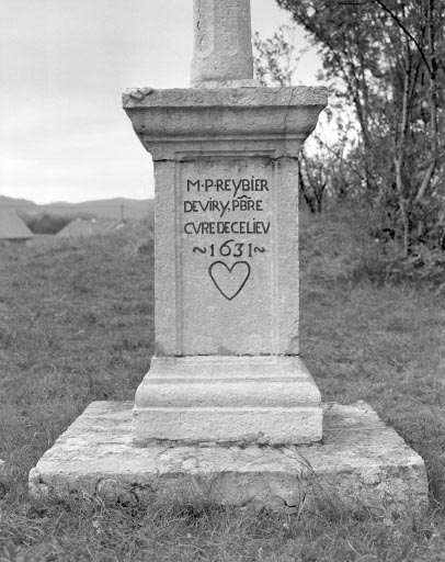 Inscription sur la face gauche du socle de la croix. © Jérôme Mongreville / Région Bourgogne-Franche-Comté, Inventaire du patrimoine - 1994