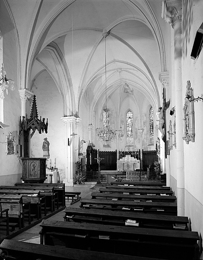 Intérieur : la nef et le choeur vus depuis l'angle sud-ouest. © Yves Sancey / Région Bourgogne-Franche-Comté, Inventaire du patrimoine - 1994 Intérieur : la nef et le choeur vus depuis l'angle sud-ouest. © Yves Sancey / Région Bourgogne-Franche-Comté, Inventaire du patrimoine - 1994