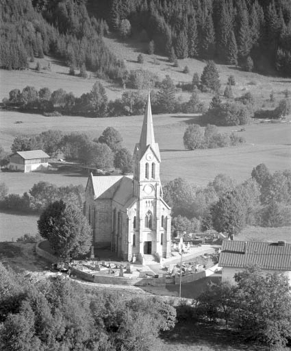 Extérieur : vue générale de la façade ouest, de trois quarts. © Yves Sancey / Région Bourgogne-Franche-Comté, Inventaire du patrimoine - 1994
