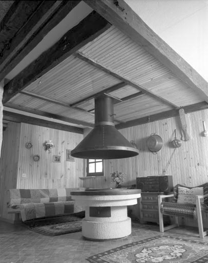 Le départ de la cheminée en bois au rez-de-chaussée. © Yves Sancey / Région Bourgogne-Franche-Comté, Inventaire du patrimoine - 1994