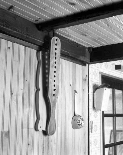 Détail de l'instrument en bois permettant d'ouvrir plus ou moins les volets fermant la cheminée en bois. © Yves Sancey / Région Bourgogne-Franche-Comté, Inventaire du patrimoine - 1994