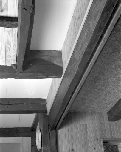 Détail de la rainure de la poutre dans laquelle venait se loger les planches de la cloison en bois, entre la cuisine et la grange. © Yves Sancey / Région Bourgogne-Franche-Comté, Inventaire du patrimoine - 1994