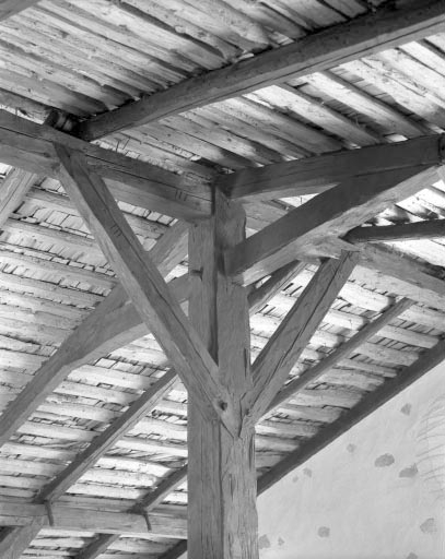 Détail de la charpente : assemblage du poteau avec la faitière. © Yves Sancey / Région Bourgogne-Franche-Comté, Inventaire du patrimoine - 1994