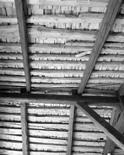 Détail de la couverture depuis la grange haute : les tavaillons sont encore posés sous la couverture en tôle actuelle. © Yves Sancey / Région Bourgogne-Franche-Comté, Inventaire du patrimoine - 1994