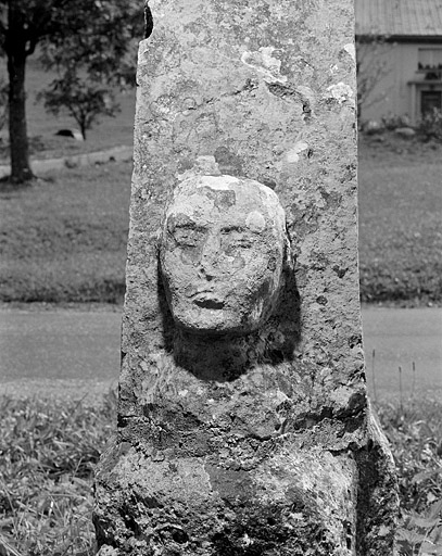 Tête sculptée sur la face postérieure de la croix, vue de face. © Jérôme Mongreville / Région Bourgogne-Franche-Comté, Inventaire du patrimoine - 1994