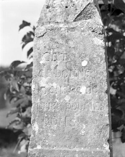 Inscription sur la face de la croix. © Jérôme Mongreville / Région Bourgogne-Franche-Comté, Inventaire du patrimoine - 1994