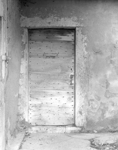 Porte d'accès au logis du rez-de-chaussée. © Jérôme Mongreville / Région Bourgogne-Franche-Comté, Inventaire du patrimoine - 1994