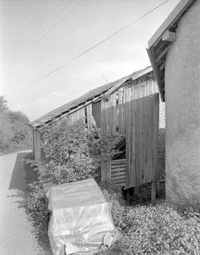 Face gauche, avec bûcher et dessous, accès à l'étable. © Jérôme Mongreville / Région Bourgogne-Franche-Comté, Inventaire du patrimoine - 1994 Face gauche, avec bûcher et dessous, accès à l'étable. © Jérôme Mongreville / Région Bourgogne-Franche-Comté, Inventaire du patrimoine - 1994