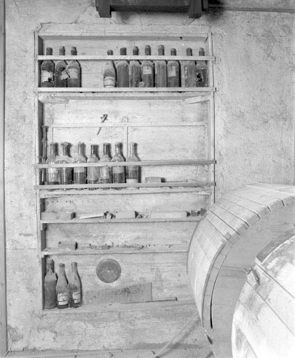 Placard à bouteilles de vernis et de laque. © Jérôme Mongreville / Région Bourgogne-Franche-Comté, Inventaire du patrimoine - 1994