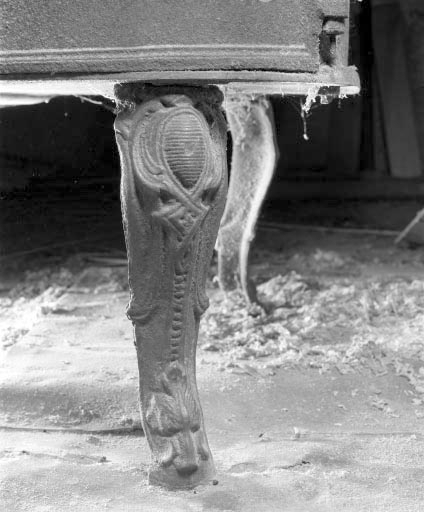 Vue de détail d'un pied. © Jérôme Mongreville / Région Bourgogne-Franche-Comté, Inventaire du patrimoine - 1994