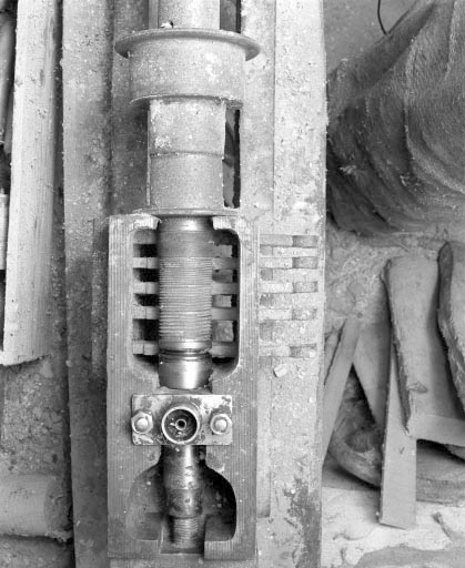 Clavier ouvert : filetage de l'arbre du tour et clés de sélection.Filetage standard à gauche, filetage fin à droite. © Jérôme Mongreville / Région Bourgogne-Franche-Comté, Inventaire du patrimoine - 1994