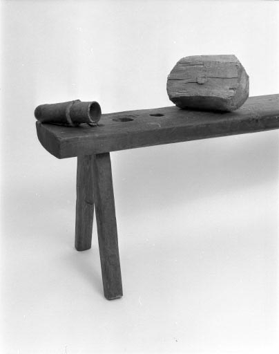 Emporte-pièce et maillet posés sur le banc. © Jérôme Mongreville / Région Bourgogne-Franche-Comté, Inventaire du patrimoine - 1994