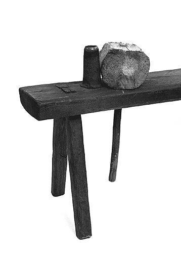 Emporte-pièce et maillet en place. © Jérôme Mongreville / Région Bourgogne-Franche-Comté, Inventaire du patrimoine - 1994