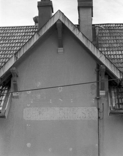 Fronton et inscription «CHALET DU ROSAY». © Jérôme Mongreville / Région Bourgogne-Franche-Comté, Inventaire du patrimoine - 1994