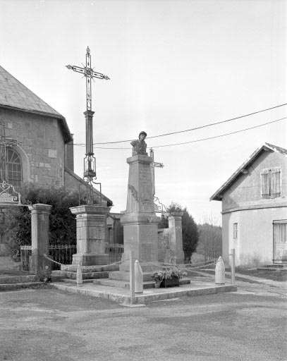 La croix monumentale devant l'abside. © Jérôme Mongreville / Région Bourgogne-Franche-Comté, Inventaire du patrimoine - 1994 La croix monumentale devant l'abside. © Jérôme Mongreville / Région Bourgogne-Franche-Comté, Inventaire du patrimoine - 1994
