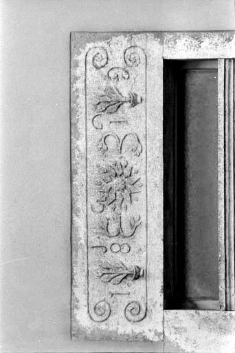 Porte de ferme : linteau décoré et daté 1819. © Jérôme Mongreville / Région Bourgogne-Franche-Comté, Inventaire du patrimoine - 1994