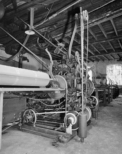 Système moteur : partie arrière vue de la gauche. Les mouvements du chariot sont commandés par la poulie à gorge de forme spéciale (dite scroll) sur laquelle s'enroule la corde. © Yves Sancey / Région Bourgogne-Franche-Comté, Inventaire du patrimoine - 1994