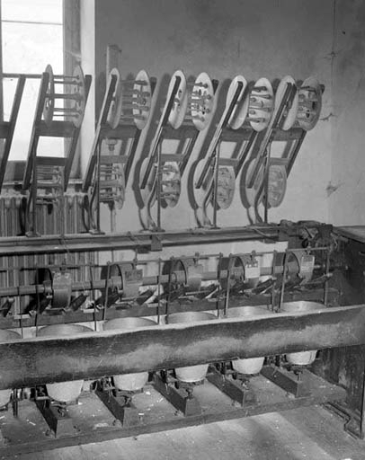 Détail montrant 5 pots. © Yves Sancey / Région Bourgogne-Franche-Comté, Inventaire du patrimoine - 1994