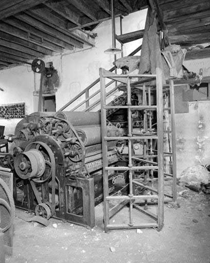 Face avant vue de trois quarts gauche.De droite à gauche, rateliers, guide-fils, carde et ses cylindres travailleurs. © Yves Sancey / Région Bourgogne-Franche-Comté, Inventaire du patrimoine - 1994