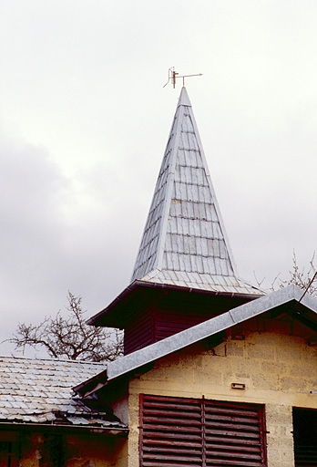 Remise d'automobile et bûcher (F) : flèche couverte de tuiles metalliques. © Yves Sancey / Région Bourgogne-Franche-Comté, Inventaire du patrimoine - 1994