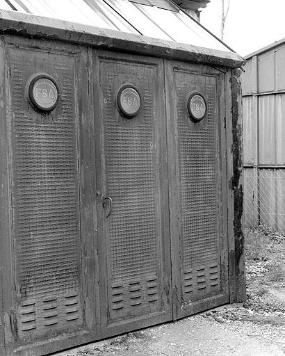 Remise d'automobile métallique : porte d'entrée. © Yves Sancey / Région Bourgogne-Franche-Comté, Inventaire du patrimoine - 1994