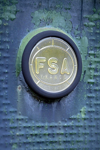 Remises d'automobile métallique : baie. © Yves Sancey / Région Bourgogne-Franche-Comté, Inventaire du patrimoine - 1994