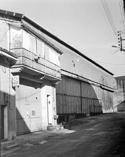 Façades sur la rue du Soujet : logette du garage (I) et atelier de fabrication (L). © Yves Sancey / Région Bourgogne-Franche-Comté, Inventaire du patrimoine - 1994