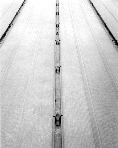 Atelier de fabrication (K) : détail des panneaux métalliques du mur. © Yves Sancey / Région Bourgogne-Franche-Comté, Inventaire du patrimoine - 1994