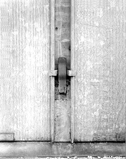 Atelier de fabrication (K) : système de fixation des panneaux métalliques. © Yves Sancey / Région Bourgogne-Franche-Comté, Inventaire du patrimoine - 1994