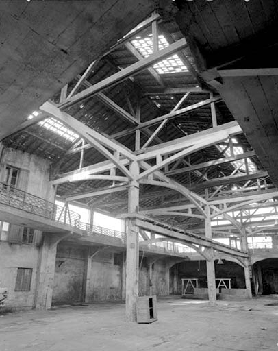 Cour couverte et atelier des presses (B) : poteaux en béton armé. © Yves Sancey / Région Bourgogne-Franche-Comté, Inventaire du patrimoine - 1994